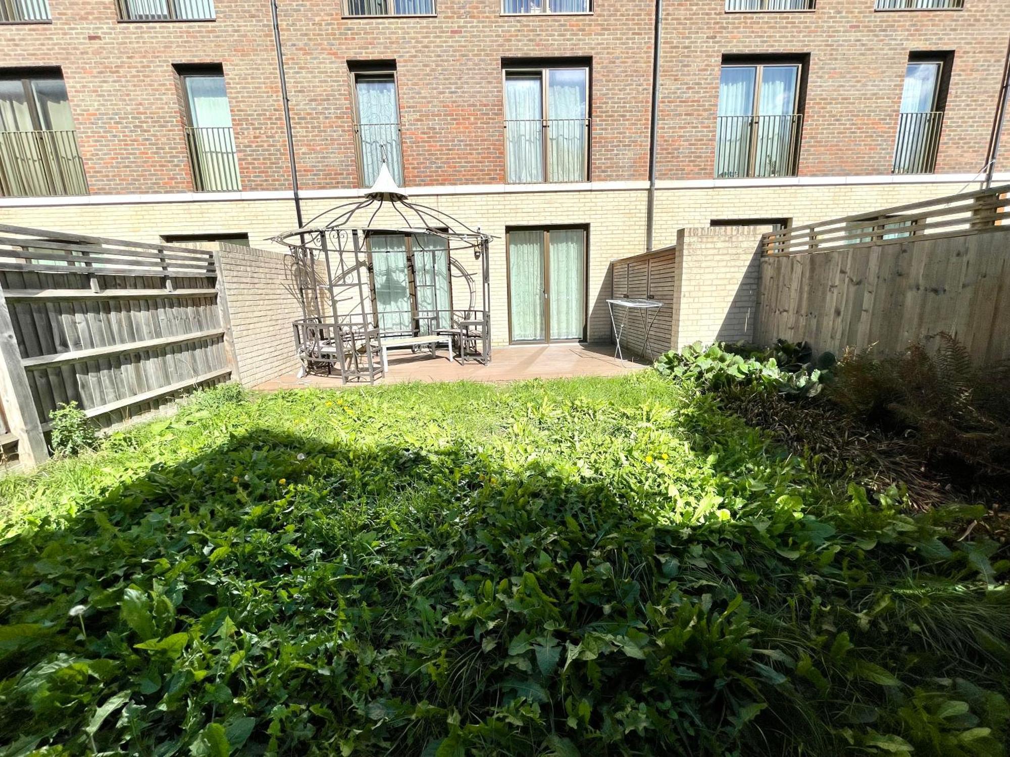 London Stratford Luxury House: Spacious Garden Retreat Near Westfield Apartment Exterior photo